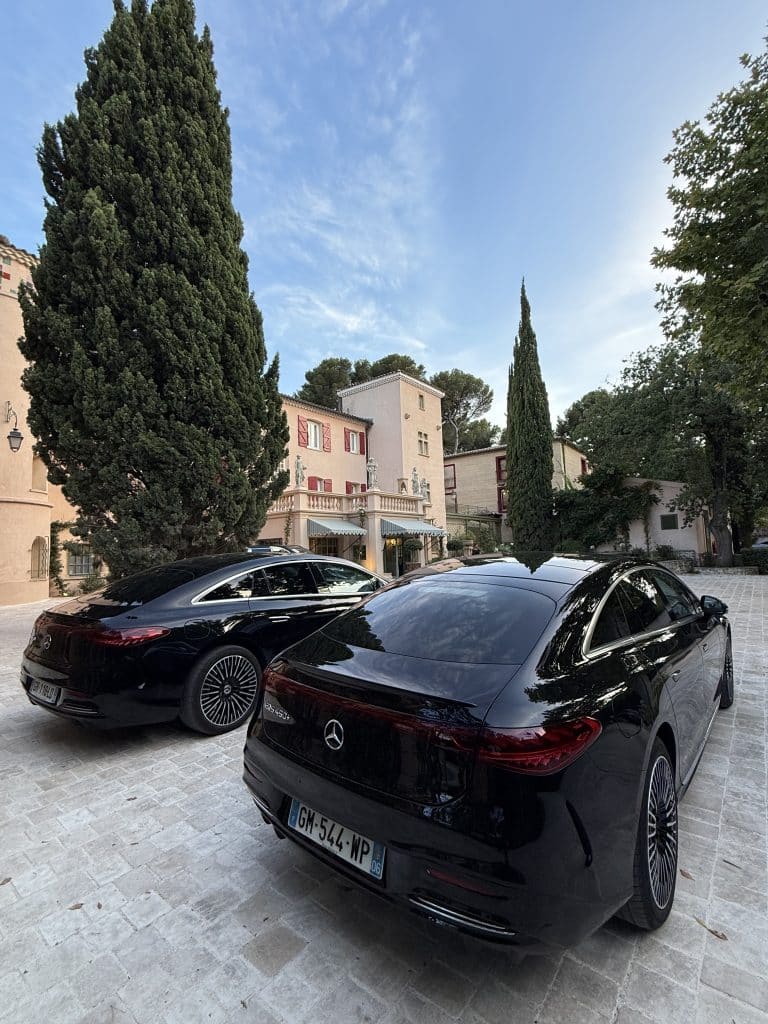 梅赛德斯 EQS 100% 电动 Class-eDriver 豪华轿车车队，用于在普罗旺斯地区艾克斯接送 CAC 40 的管理人员。