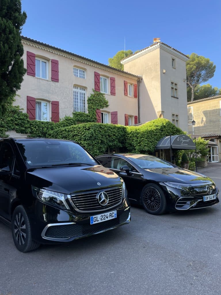 在艾克斯商务论坛上，梅赛德斯 EQV 100% 电动车和顶级电动轿车为代表团提供交通解决方案。