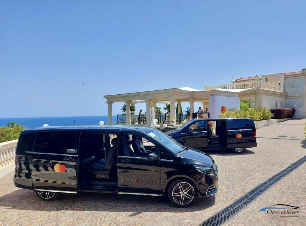 Véhicule de prestige avec personnalisation publicitaire (branding) sur la Croisette à Cannes – Logistique transport événementiel pour marques de luxe.