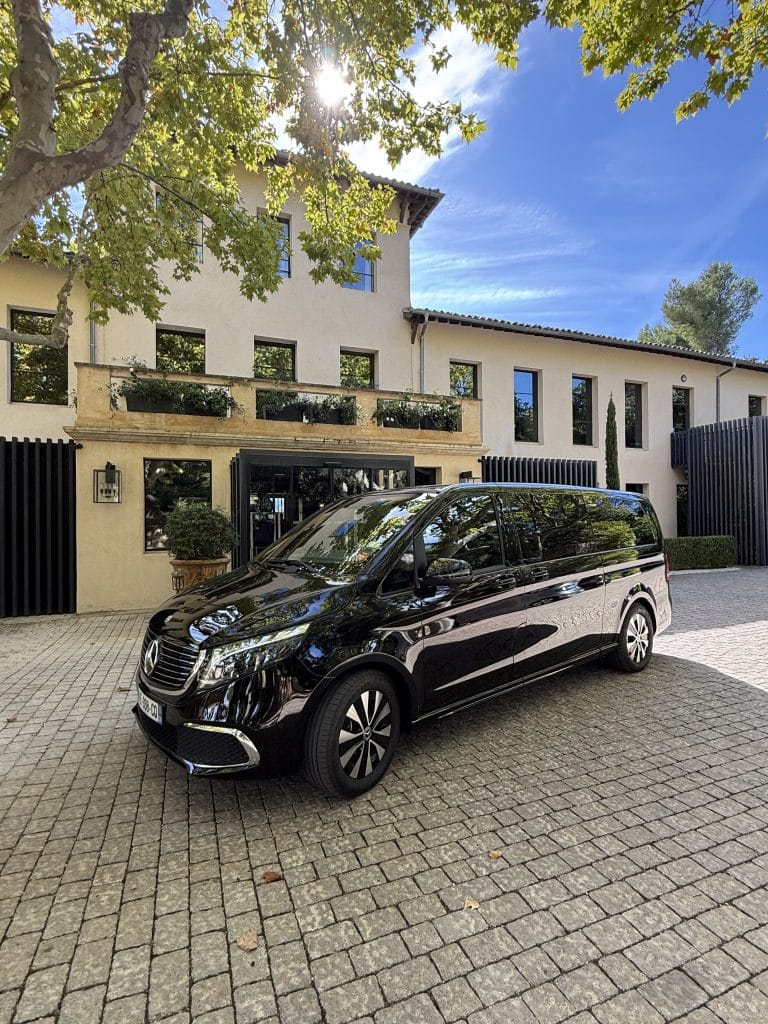 Chauffeur privé Van de luxe Hôtel Les Lodges Sainte-Victoire au Tholonet pour transfert Aéroport Marseille et Aix TGV
