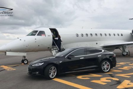 Chauffeur privé Tesla Accueil tarmac aviation privé, Chauffeur service Marseille